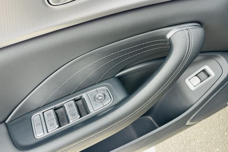 Used Hongqi H5 2024 2.0T Automatic Smart Connect Flagship Edition Interior 4