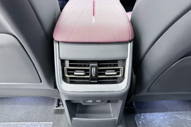 Used Hongqi H5 2024 2.0T Automatic Smart Connect Flagship Edition Interior 8