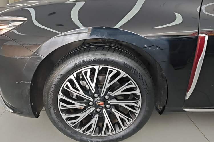 Used Hongqi H5 2024 2.0T Automatic Smart Connect Flagship Edition Left Front Wheel Hub