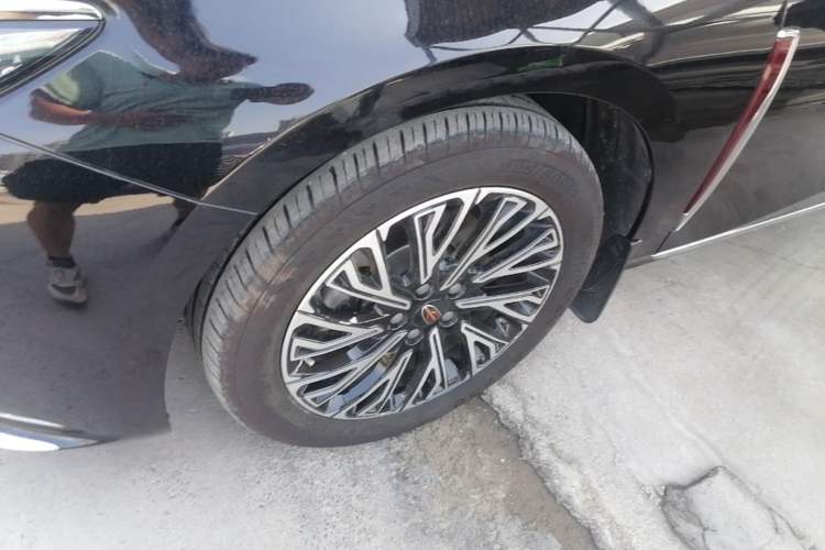 Used Hongqi H5 2024 2.0T Automatic Smart Connect Flagship Edition Left Front Wheel Hub