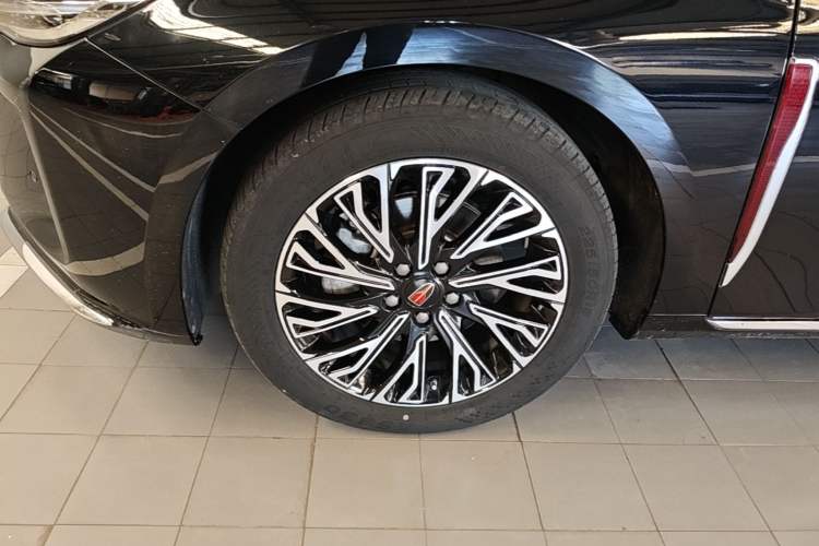 Used Hongqi H5 2024 2.0T Automatic Smart Connect Flagship Edition Left Front Wheel Hub