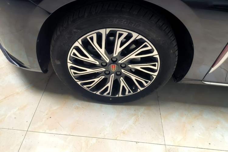 Used Hongqi H5 2024 2.0T Automatic Smart Connect Flagship Edition Left Front Wheel Hub