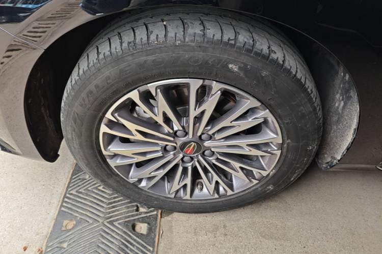 Used Hongqi H5 2024 2.0T Automatic Smart Connect Flagship Edition Left Front Wheel Hub