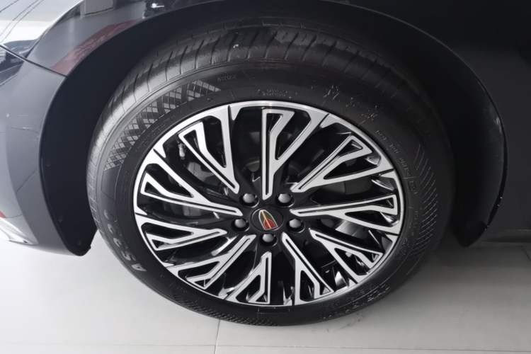 Used Hongqi H5 2024 2.0T Automatic Smart Connect Flagship Edition Left Front Wheel Hub