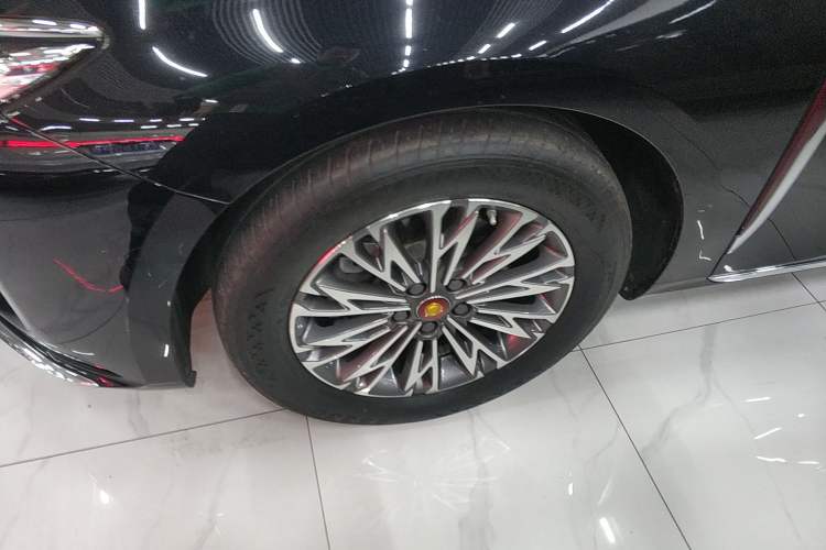 Used Hongqi H5 2024 2.0T Automatic Smart Connect Flagship Edition Left Front Wheel Hub