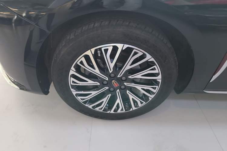 Used Hongqi H5 2024 2.0T Automatic Smart Connect Flagship Edition Left Front Wheel Hub