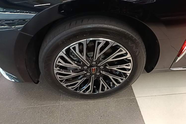 Used Hongqi H5 2024 2.0T Automatic Smart Connect Flagship Edition Left Front Wheel Hub