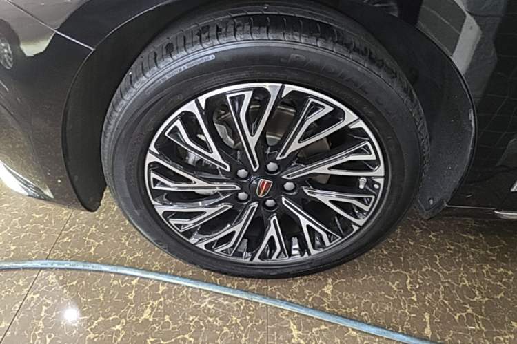 Used Hongqi H5 2024 2.0T Automatic Smart Connect Flagship Edition Left Front Wheel Hub