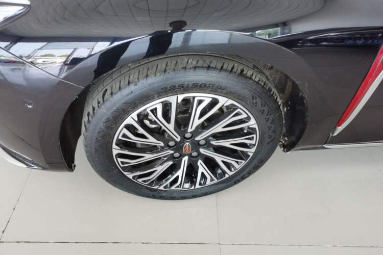 Used Hongqi H5 2024 2.0T Automatic Smart Connect Flagship Edition Left Front Wheel Hub