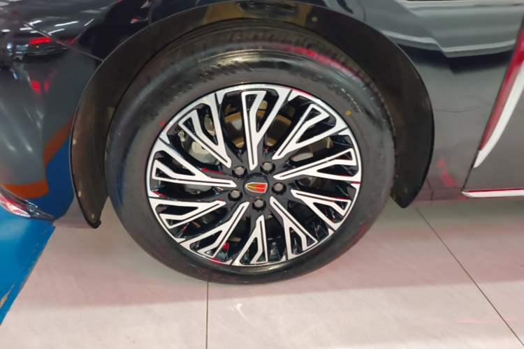 Used Hongqi H5 2024 2.0T Automatic Smart Connect Flagship Edition Left Front Wheel Hub