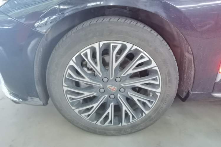 Used Hongqi H5 2024 2.0T Automatic Smart Connect Flagship Edition Left Front Wheel Hub