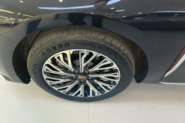 Used Hongqi H5 2024 2.0T Automatic Smart Connect Flagship Edition Left Front Wheel Hub