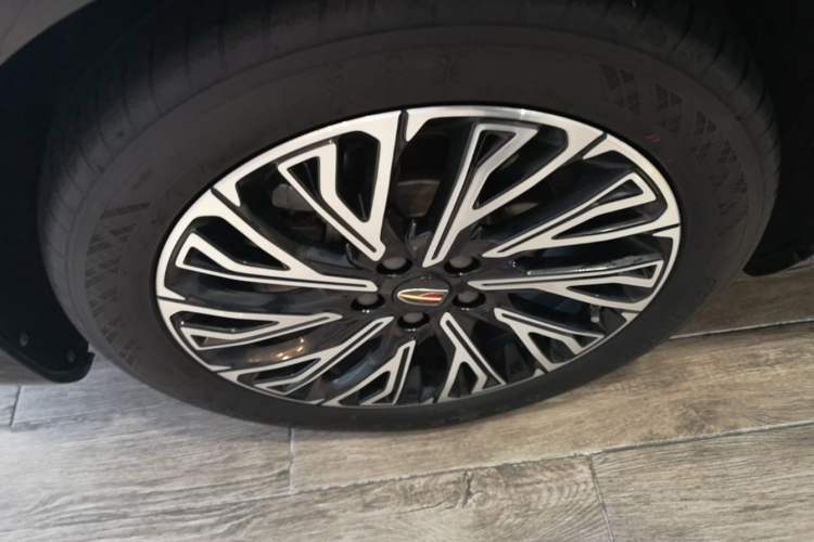 Used Hongqi H5 2024 2.0T Automatic Smart Connect Flagship Edition Left Front Wheel Hub