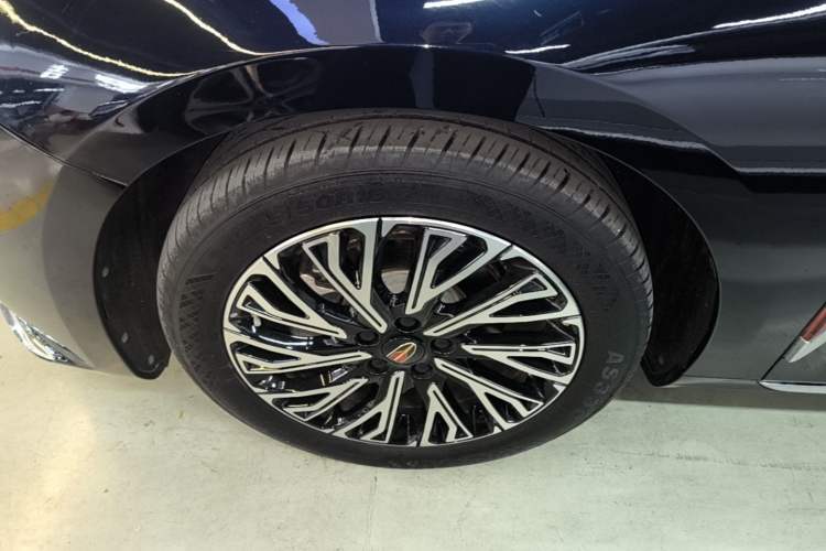 Used Hongqi H5 2024 2.0T Automatic Smart Connect Flagship Edition Left Front Wheel Hub