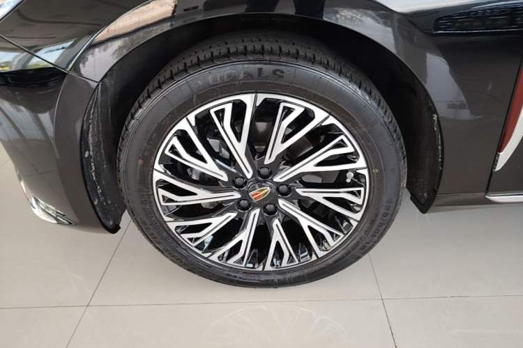 Used Hongqi H5 2024 2.0T Automatic Smart Connect Flagship Edition Left Front Wheel Hub