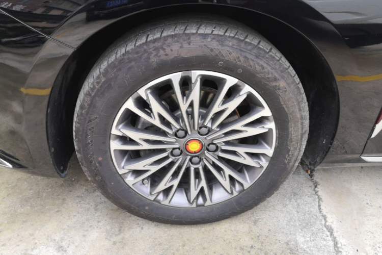 Used Hongqi H5 2024 2.0T Automatic Smart Connect Flagship Edition Left Front Wheel Hub