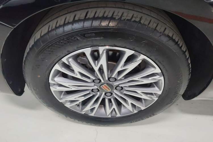 Used Hongqi H5 2024 2.0T Automatic Smart Connect Flagship Edition Left Front Wheel Hub