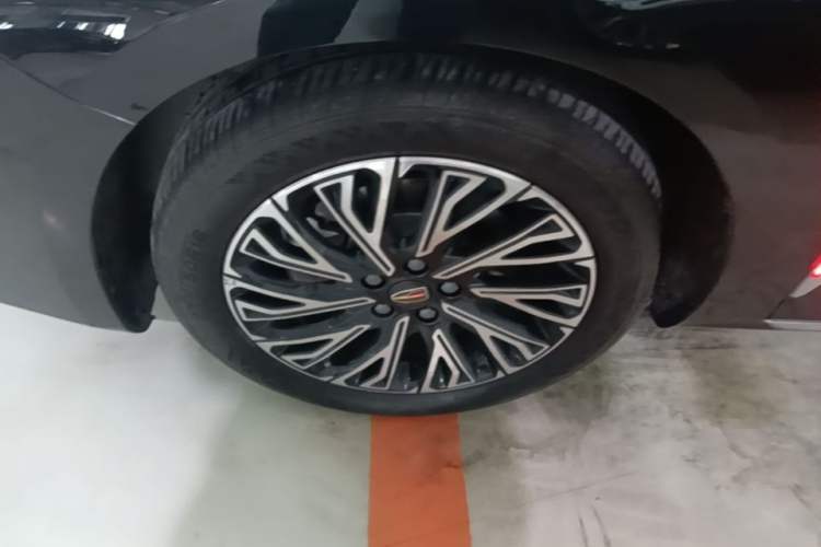 Used Hongqi H5 2024 2.0T Automatic Smart Connect Flagship Edition Left Front Wheel Hub