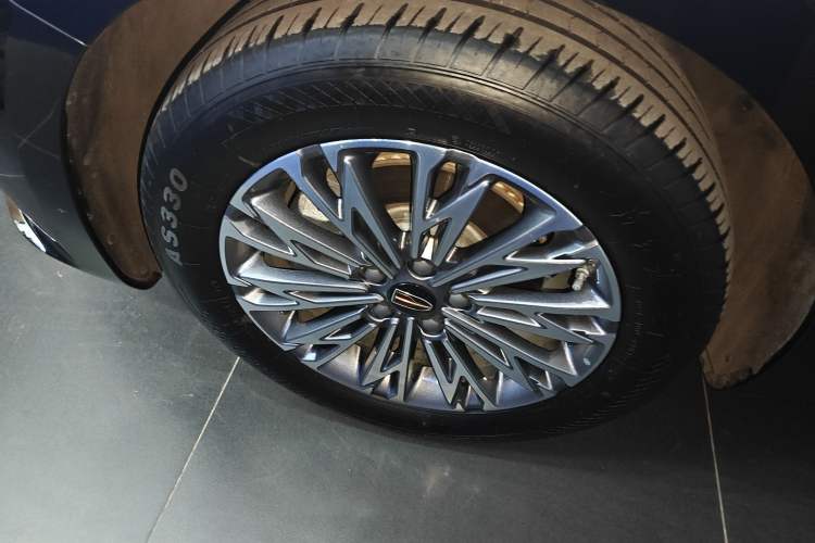 Used Hongqi H5 2024 2.0T Automatic Smart Connect Flagship Edition Left Front Wheel Hub