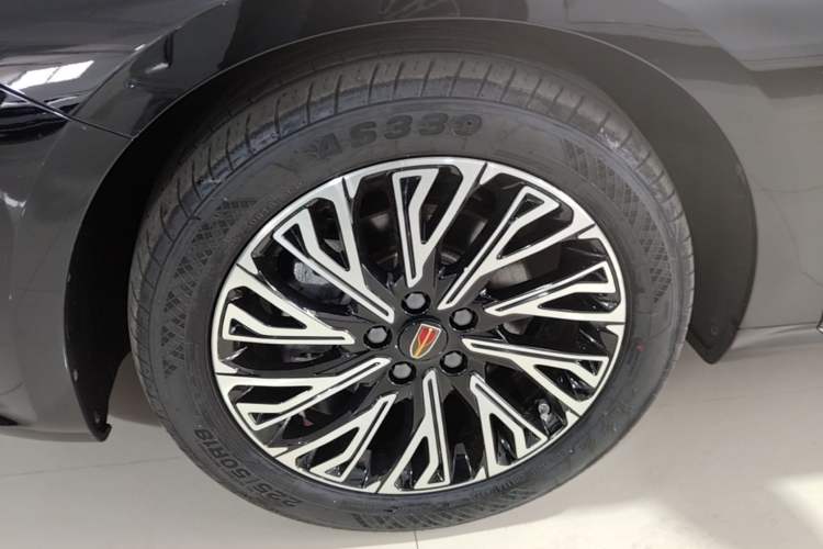 Used Hongqi H5 2024 2.0T Automatic Smart Connect Flagship Edition Left Front Wheel Hub