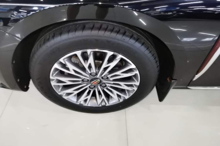 Used Hongqi H5 2024 2.0T Automatic Smart Connect Flagship Edition Left Front Wheel Hub