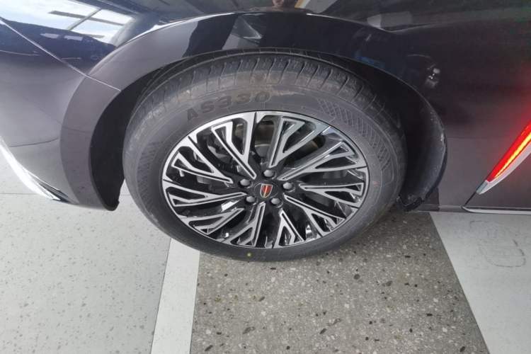 Used Hongqi H5 2024 2.0T Automatic Smart Connect Flagship Edition Left Front Wheel Hub