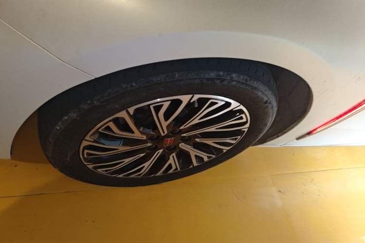 Used Hongqi H5 2024 2.0T Automatic Smart Connect Flagship Edition Left Front Wheel Hub