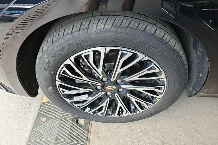 Used Hongqi H5 2024 2.0T Automatic Smart Connect Flagship Edition Left Front Wheel Hub