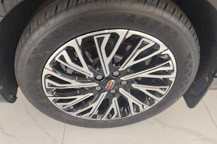Used Hongqi H5 2024 2.0T Automatic Smart Connect Flagship Edition Left Front Wheel Hub