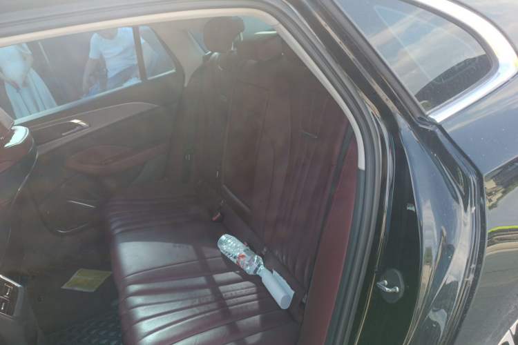 Used Hongqi H5 2024 2.0T Automatic Smart Connect Flagship Edition Left Rear Seat