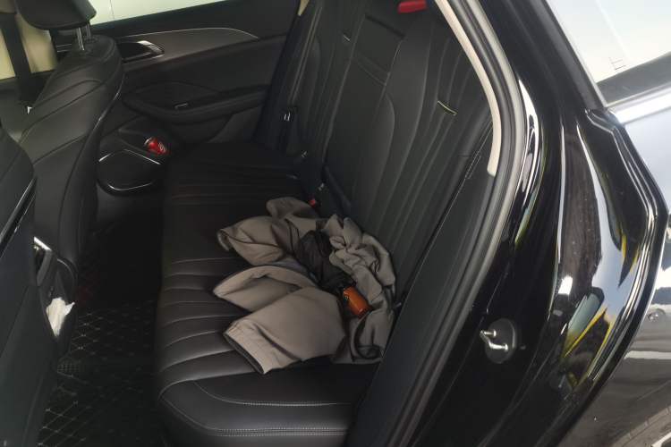 Used Hongqi H5 2024 2.0T Automatic Smart Connect Flagship Edition Left Rear Seat