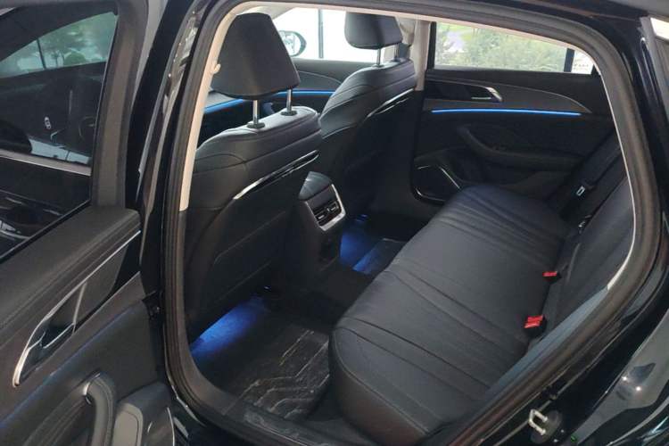 Used Hongqi H5 2024 2.0T Automatic Smart Connect Flagship Edition Left Rear Seat
