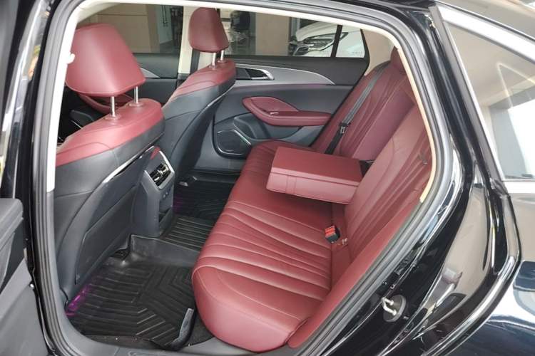 Used Hongqi H5 2024 2.0T Automatic Smart Connect Flagship Edition Left Rear Seat