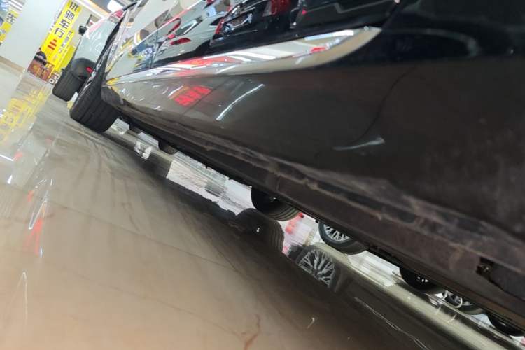 Used Hongqi H5 2024 2.0T Automatic Smart Connect Flagship Edition Left Side Sill