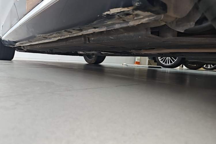 Used Hongqi H5 2024 2.0T Automatic Smart Connect Flagship Edition Left Side Sill