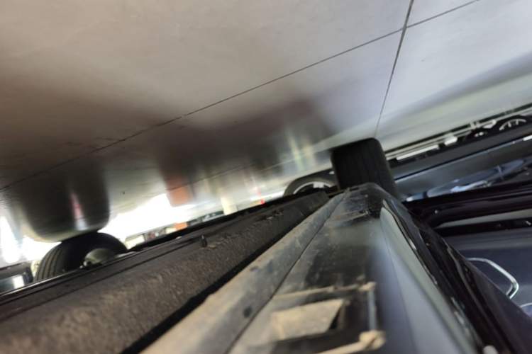 Used Hongqi H5 2024 2.0T Automatic Smart Connect Flagship Edition Left Side Sill