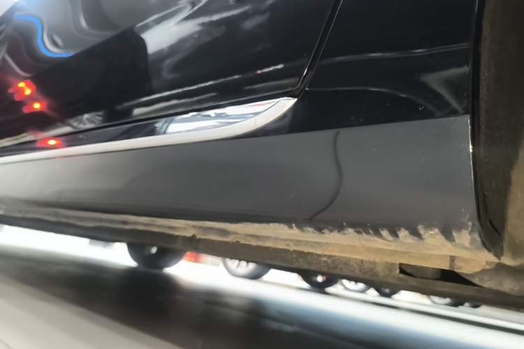Used Hongqi H5 2024 2.0T Automatic Smart Connect Flagship Edition Left Side Sill