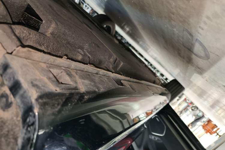 Used Hongqi H5 2024 2.0T Automatic Smart Connect Flagship Edition Left Side Sill