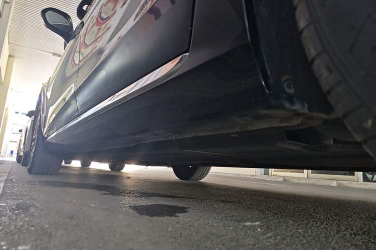 Used Hongqi H5 2024 2.0T Automatic Smart Connect Flagship Edition Left Side Sill