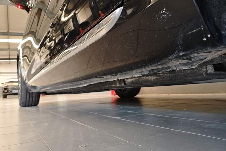 Used Hongqi H5 2024 2.0T Automatic Smart Connect Flagship Edition Left Side Sill