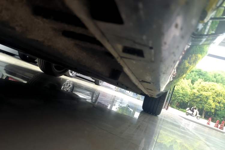 Used Hongqi H5 2024 2.0T Automatic Smart Connect Flagship Edition Left Side Sill