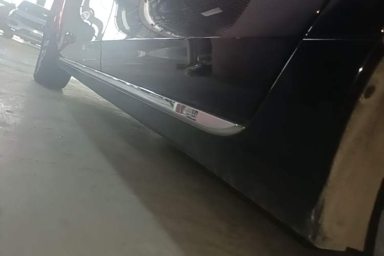 Used Hongqi H5 2024 2.0T Automatic Smart Connect Flagship Edition Left Side Sill
