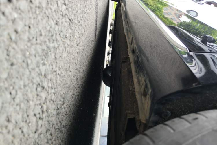 Used Hongqi H5 2024 2.0T Automatic Smart Connect Flagship Edition Left Side Sill