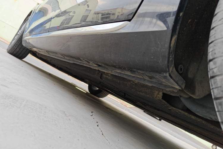 Used Hongqi H5 2024 1.5T DCT Smart Connect Flagship Edition Left Side Sill