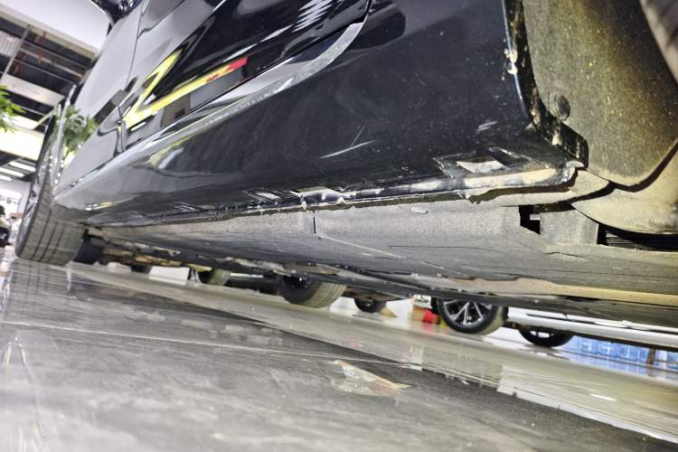 Used Hongqi H5 2024 2.0T Automatic Smart Connect Flagship Edition Left Side Sill