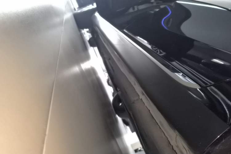 Used Hongqi H5 2024 2.0T Automatic Smart Connect Flagship Edition Left Side Sill