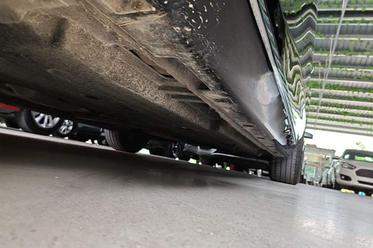 Used Hongqi H5 2024 2.0T Automatic Smart Connect Flagship Edition Left Side Sill