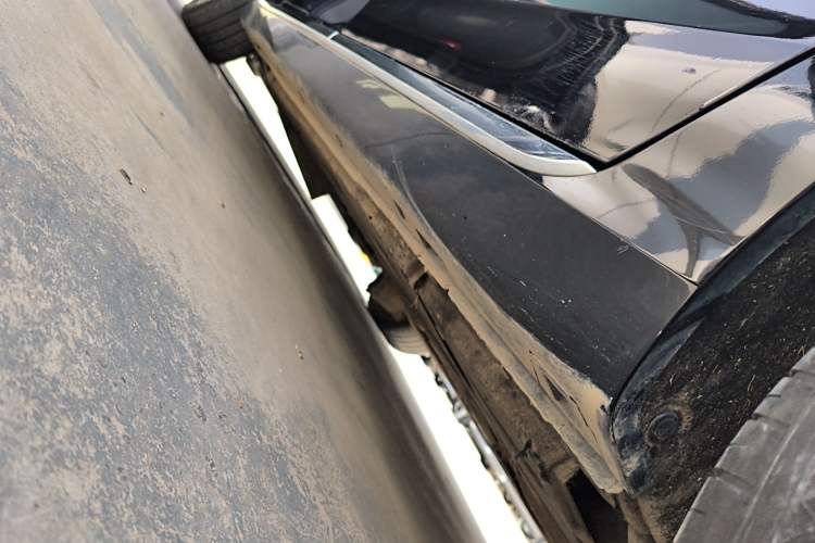 Used Hongqi H5 2024 2.0T Automatic Smart Connect Flagship Edition Left Side Sill