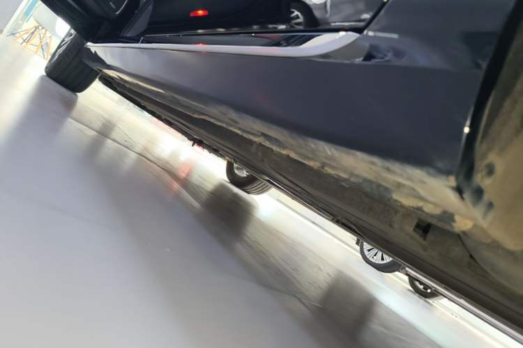 Used Hongqi H5 2024 2.0T Automatic Smart Connect Flagship Edition Left Side Sill