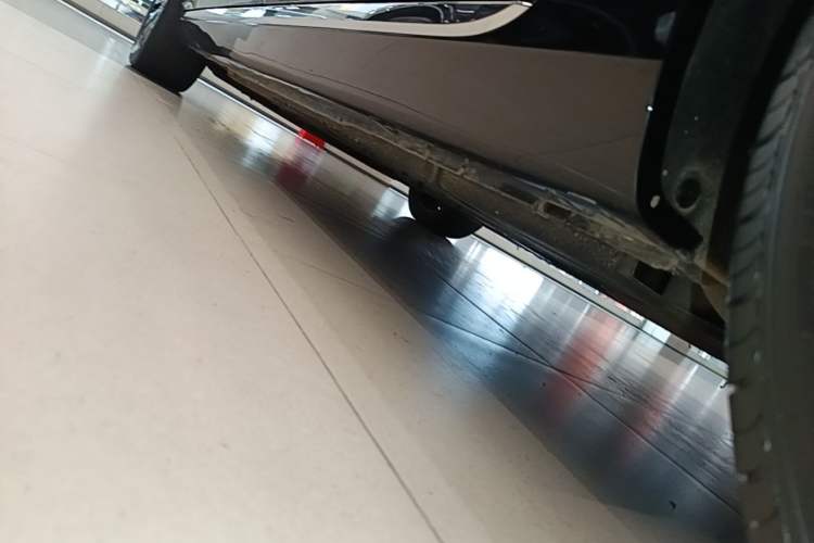 Used Hongqi H5 2024 2.0T Automatic Smart Connect Flagship Edition Left Side Sill